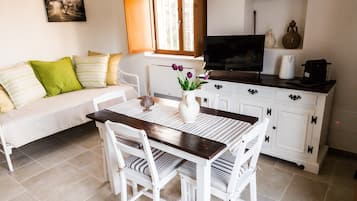 Una televisión, una mesa de tenis de mesa