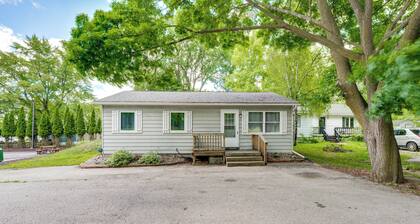 2 Mi to Cmu! Quaint Bungalow w/ Fenced Backyard