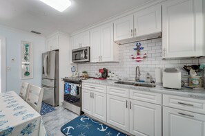 House (2 Bedrooms) | Interior - Steps to Madeira Beach! Modern Family Getaway (Madeira Beach)