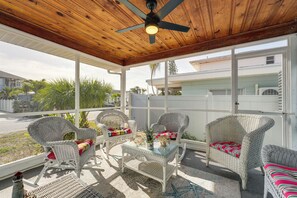 House (2 Bedrooms) | Interior - Steps to Madeira Beach! Modern Family Getaway (Madeira Beach)
