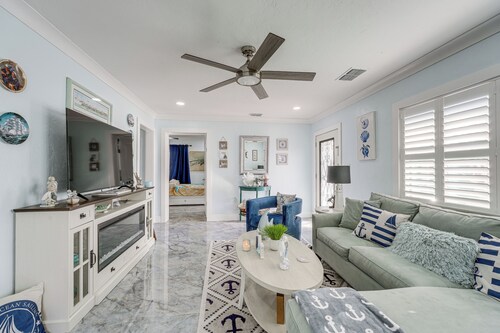 Steps to Madeira Beach! Modern Family Getaway