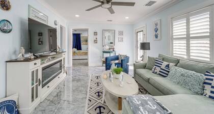 Steps to Madeira Beach! Modern Family Getaway