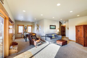 Interior - 1 Mi to Terry Peak! Black Hills Cabin Hideaway (Lead)