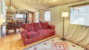 A cozy tented accommodation with a sofa, dining table, and chairs. - Hikers Hideaway w/ Hot Tub Near Lookout Mountain (Trenton)