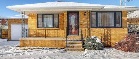 House (3 Bedrooms) | Front of property