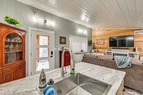 4 Mi to Mammoth Cave: Hand-built Cabin on 70 Acres