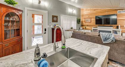 4 Mi to Mammoth Cave: Hand-built Cabin on 70 Acres