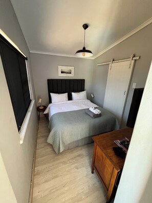 1 bedroom, iron/ironing board, WiFi, bed sheets - SurfWay beach cottage - Your Cape beach getaway (Cape Town)