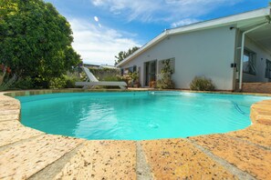 Pool - SurfWay beach cottage - Your Cape beach getaway (Cape Town)