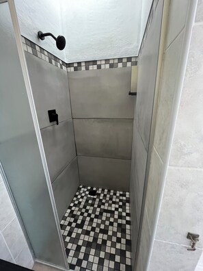 Shower, hair dryer, towels, soap - SurfWay beach cottage - Your Cape beach getaway (Cape Town)