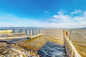 Un muelle que se adentra en una masa de agua bajo un cielo despejado.