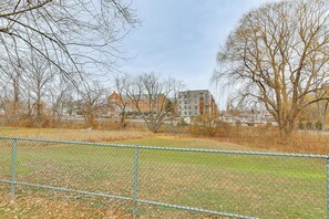 Apartment (2 Bedrooms) | Interior - 2 Mi to The Mark Twain House & Museum: Airy Escape (West Hartford)