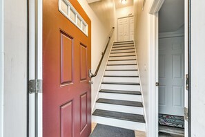 Apartment (2 Bedrooms) | Interior - 2 Mi to The Mark Twain House & Museum: Airy Escape (West Hartford)