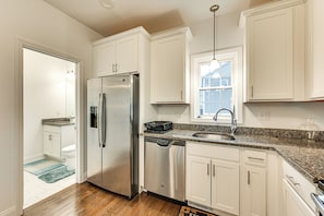 Apartment (2 Bedrooms) | Interior - 2 Mi to The Mark Twain House & Museum: Airy Escape (West Hartford)