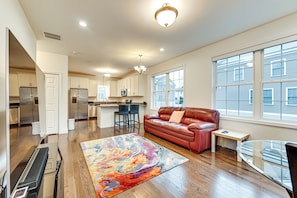 Apartment (2 Bedrooms) | Interior - 2 Mi to The Mark Twain House & Museum: Airy Escape (West Hartford)