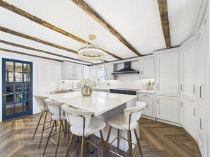 Dishwasher, cookware/dishes/utensils - 17C King Street (Barnard Castle)