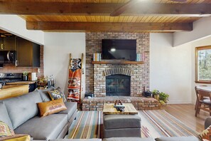 Interior - 2BR Cabin - Close to Big Bear & Lake Arrowhead (Running Springs)