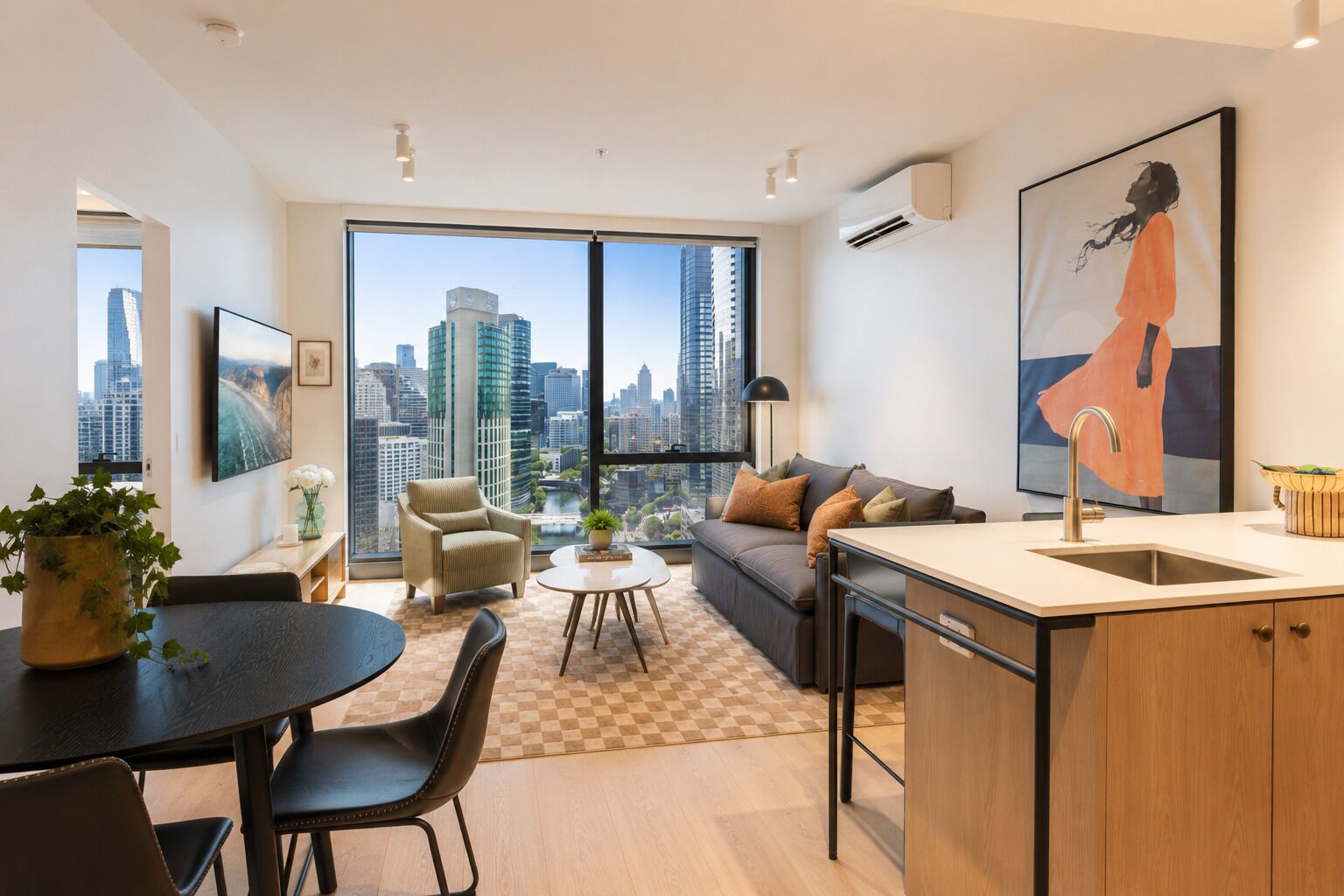 Un salon moderne avec vue sur la ville, un coin repas et une cuisine.