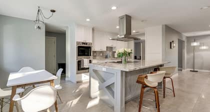 2 Mi to Galleria Dallas: Group Retreat w/ Yard!