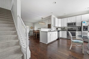 Fridge, microwave, oven, stovetop - FAMILY FUN!  Pool Community-Bike to Rehoboth Beach & Boards, 37005 Turnstone (Rehoboth Beach)
