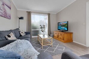 TV - Banksia - A well-located holiday home, close to the water and beach access. (Lakes Entrance)