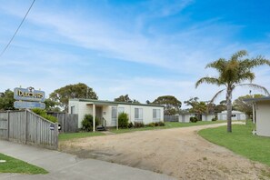Exterior - Banksia - A well-located holiday home, close to the water and beach access. (Lakes Entrance)