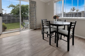 Dining - Banksia - A well-located holiday home, close to the water and beach access. (Lakes Entrance)