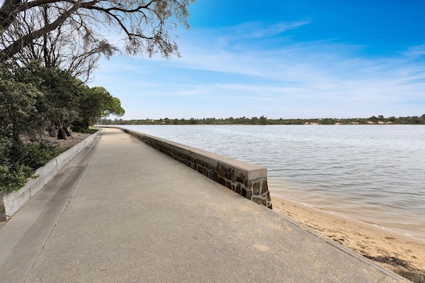 Beach - Banksia - A well-located holiday home, close to the water and beach access. (Lakes Entrance)