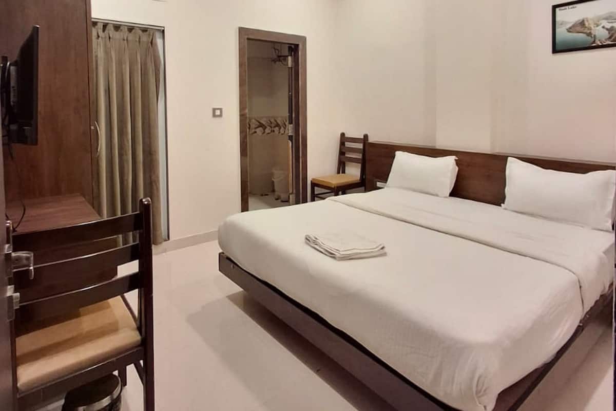 Deluxe Double Room, City View | Desk, iron/ironing board (on request), free WiFi