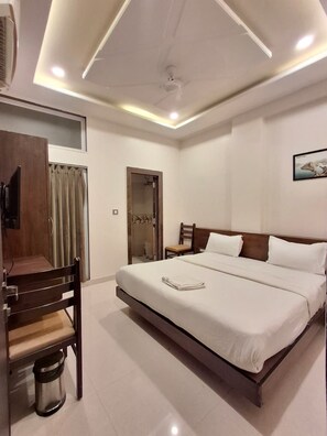 Quarto casal luxo, vista para a cidade | Escrivaninha, ferros/tábuas de passar roupa, Wi-Fi de cortesia