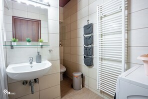 Haartrockner, Handtücher, Seife, Shampoo
