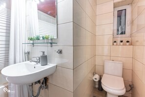Haartrockner, Handtücher, Seife, Shampoo