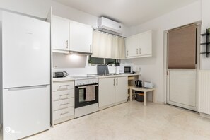 Fridge, microwave, oven, stovetop - Olympian Zeus - Premium & Luxury Athenian House near Acropolis (Athina)
