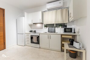 Fridge, microwave, oven, stovetop - Olympian Zeus - Premium & Luxury Athenian House near Acropolis (Athina)