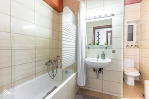 Haartrockner, Handtücher, Seife, Shampoo