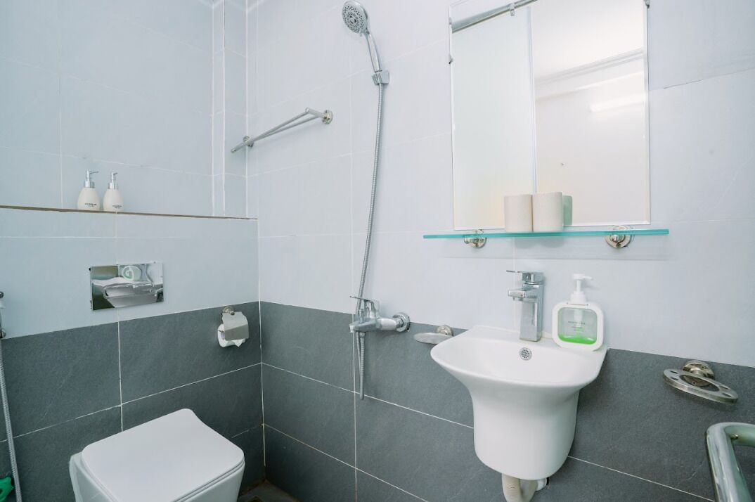 Standard Double Room | Bathroom | Shower, rainfall showerhead, free toiletries, hair dryer