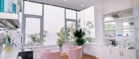 Deluxe-dobbeltværelse - søudsigt | Arbejdsområde til bærbare computere, gratis Wi-Fi, sengetøj