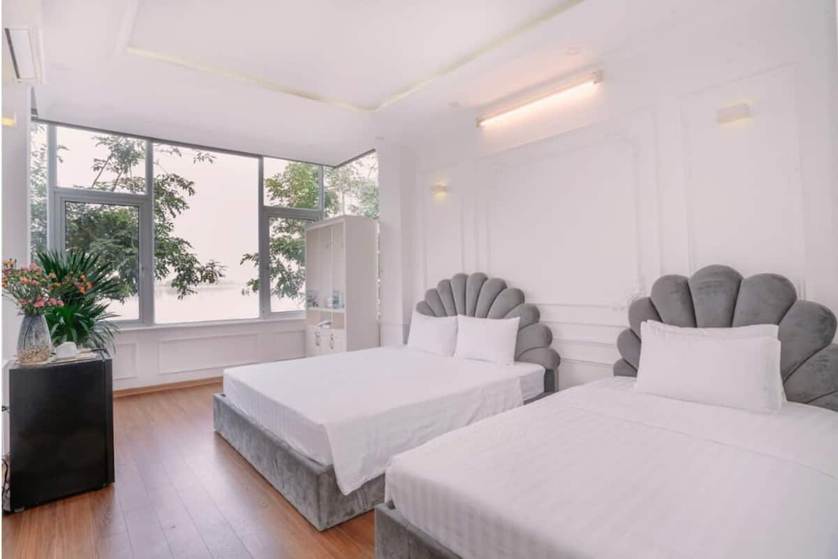 Espacio para trabajar con laptop, wifi gratis y ropa de cama