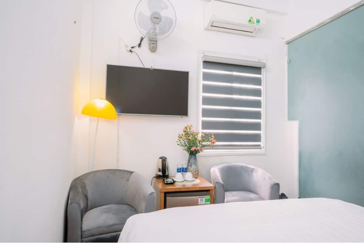 Espacio para trabajar con laptop, wifi gratis y ropa de cama