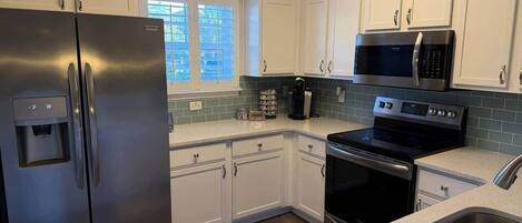 Réfrigérateur, four à micro-ondes, un four, surface de cuisson