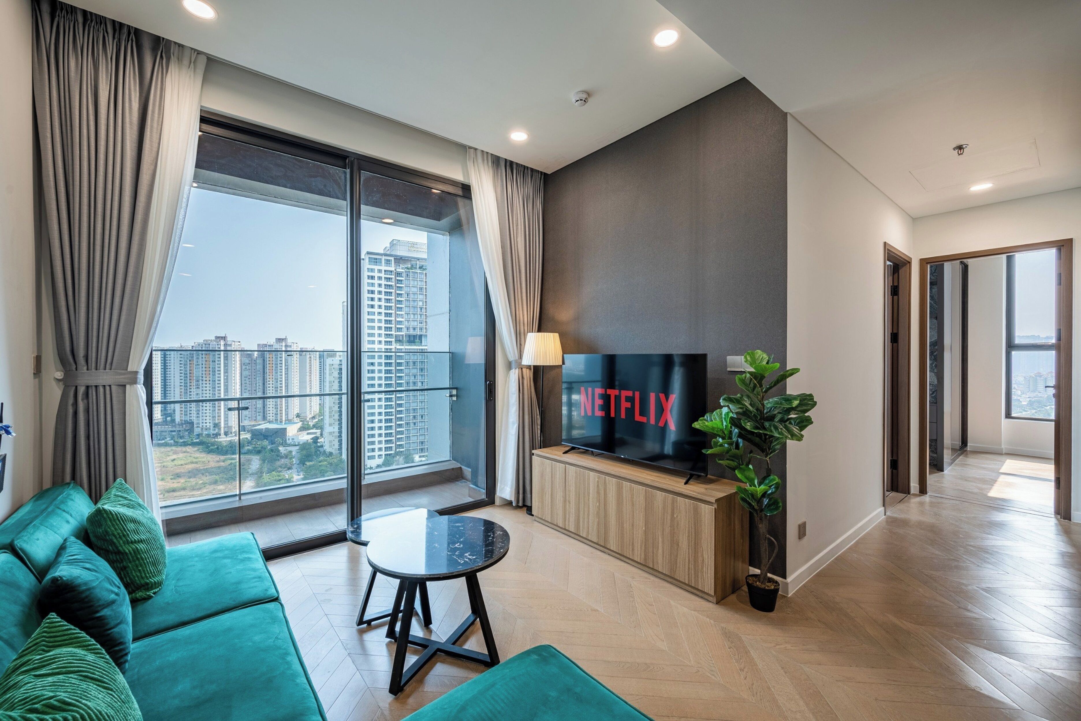 ลักซ์ชัวรี่อพาร์ทเมนท์, 2 ห้องนอน, ห้องครัว, วิวเมือง | บริเวณนั่งเล่น