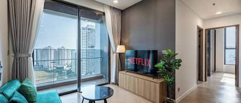 Luxury Apartment, 2 Bedrooms, Kitchen, City View | Living area