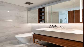 Ducha, artículos de tocador gratuitos, secador de pelo, pantuflas