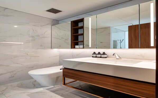 Ducha, artículos de tocador gratuitos, secador de pelo, pantuflas