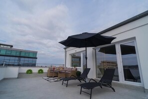Outdoor dining - Penthouse with Rooftop next to the Park (București)