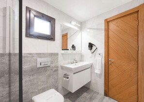 Douche, sèche-cheveux, serviettes fournies, savon