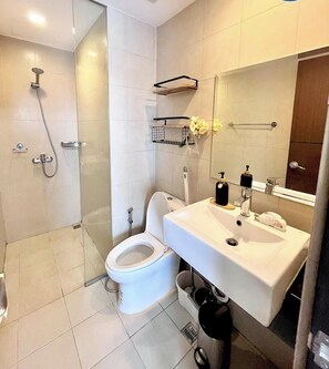 Dormitório compartilhado, 1 quarto, acessível, para fumantes | Banheiro