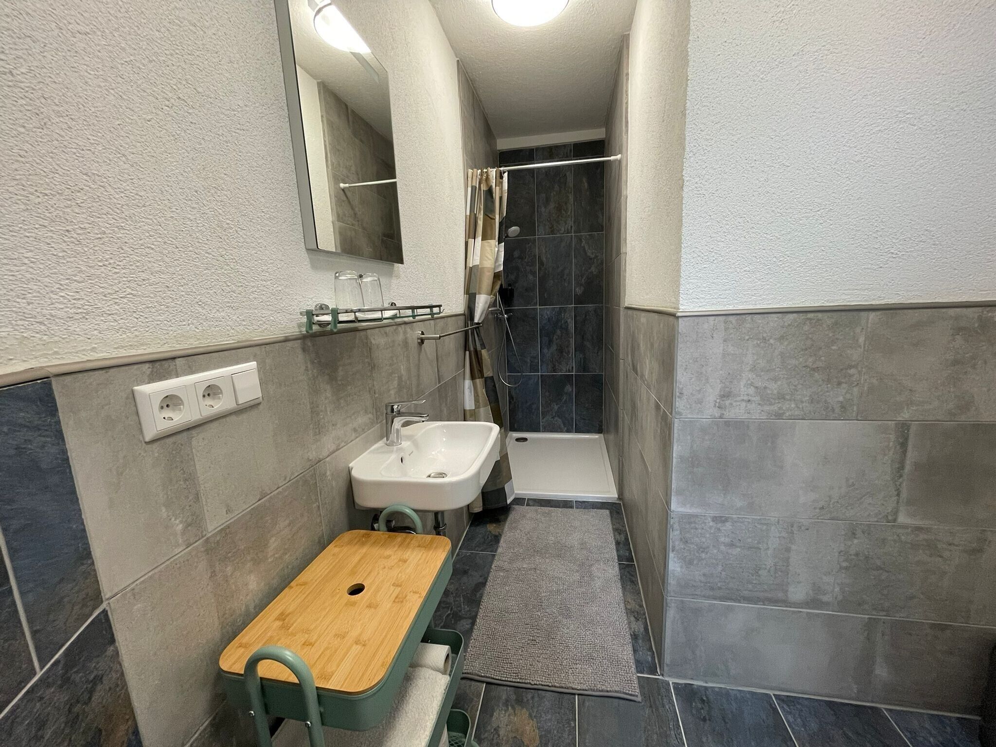 Doccia, set di cortesia gratuito, asciugacapelli, asciugamani