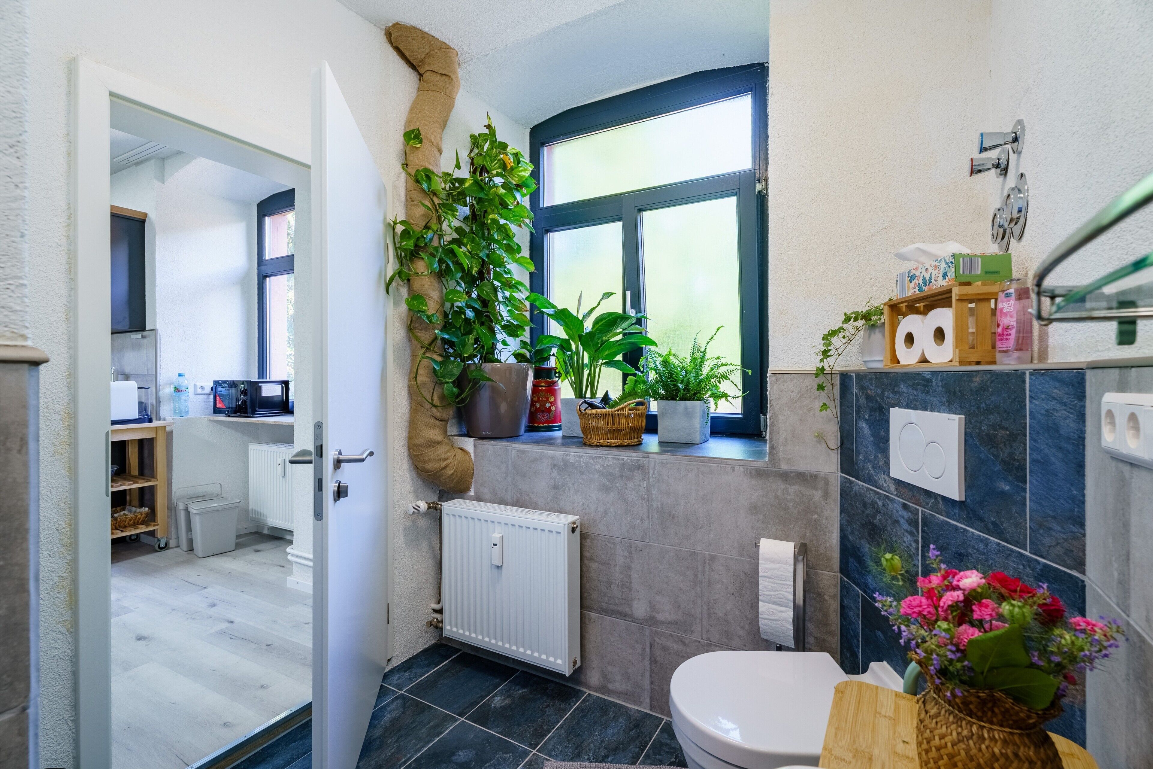 Douche, articles de toilette gratuits, sèche-cheveux