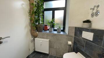 Doccia, set di cortesia gratuito, asciugacapelli, asciugamani